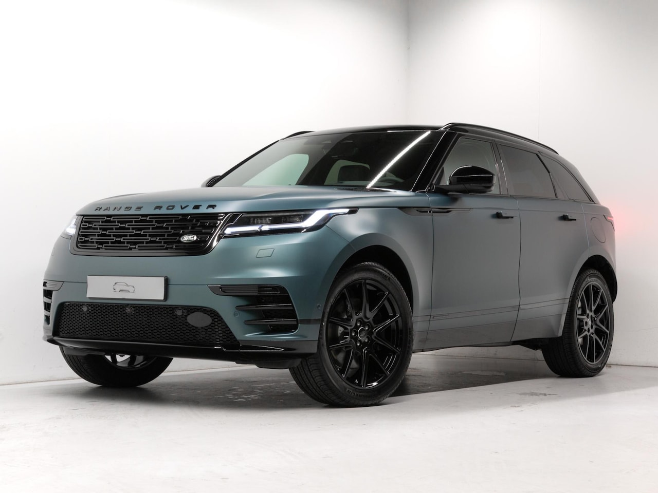 Land Rover Range Rover Velar - 2.0 P400e AWD Belgravia Edition Satin PHEV Leverbaar vanaf 06/2026 - AutoWereld.nl
