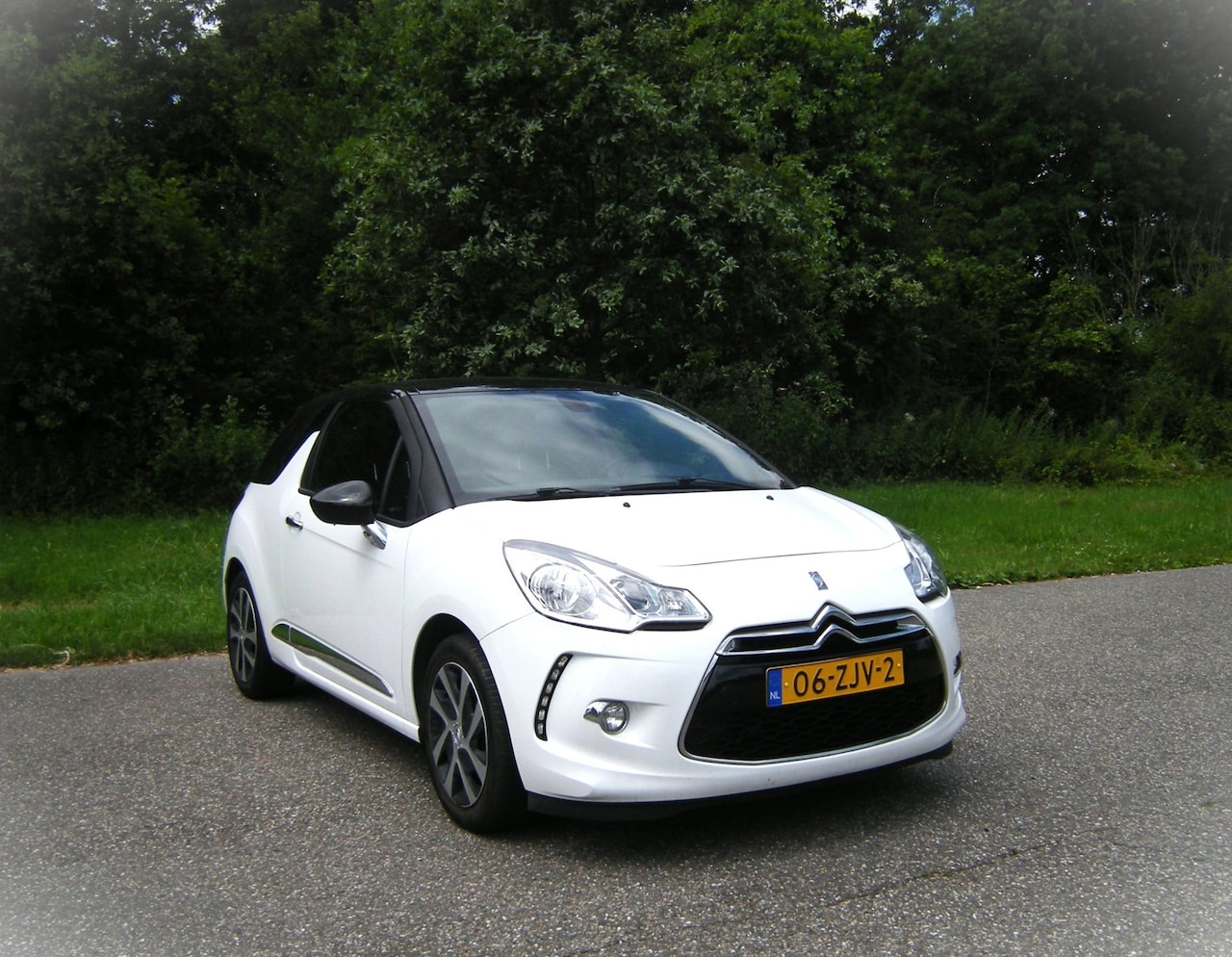 Citroën DS3 - 1.2 VTi Chic . Airco . Navigatie . Cruiscontrol . Zwarte hemel . Achteruitrij camera. enz - AutoWereld.nl