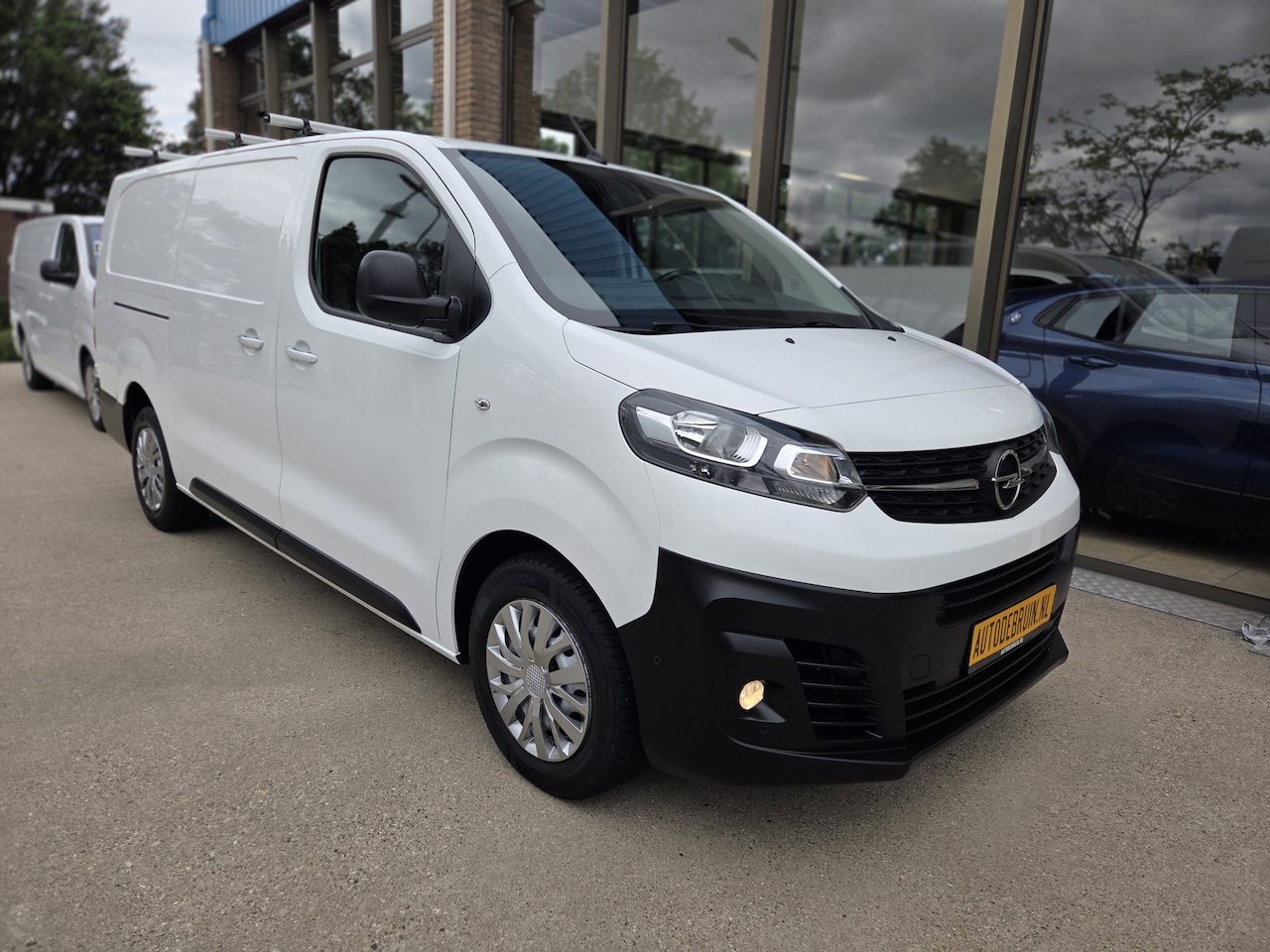 Opel Vivaro - 2.0 CDTI Autm. L3 E.C.C. Airco - Cruise control - Trekhaak - PDC -Achteruitrijcamera - AutoWereld.nl