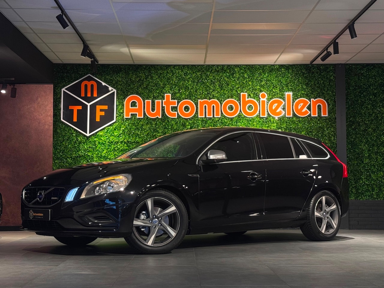 Volvo V60 - 1.6 T3 R-DESIGN |NAVI|TREKHAAK|Org.NL|DAKDRAGERS - AutoWereld.nl