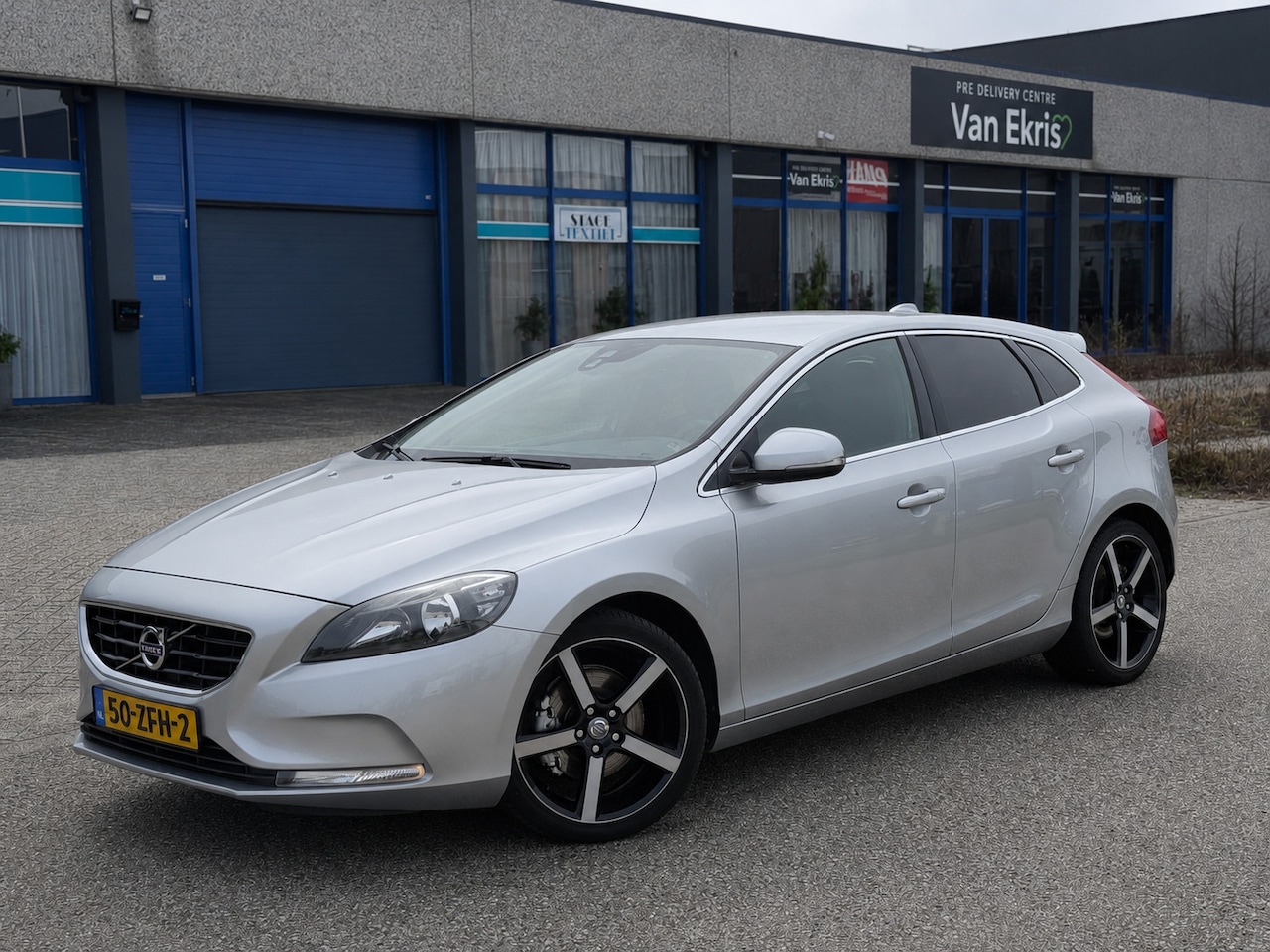 Volvo V40 - 1.6 T4 Momentum Trekhaak 6-Bak Airco Glazendak - AutoWereld.nl