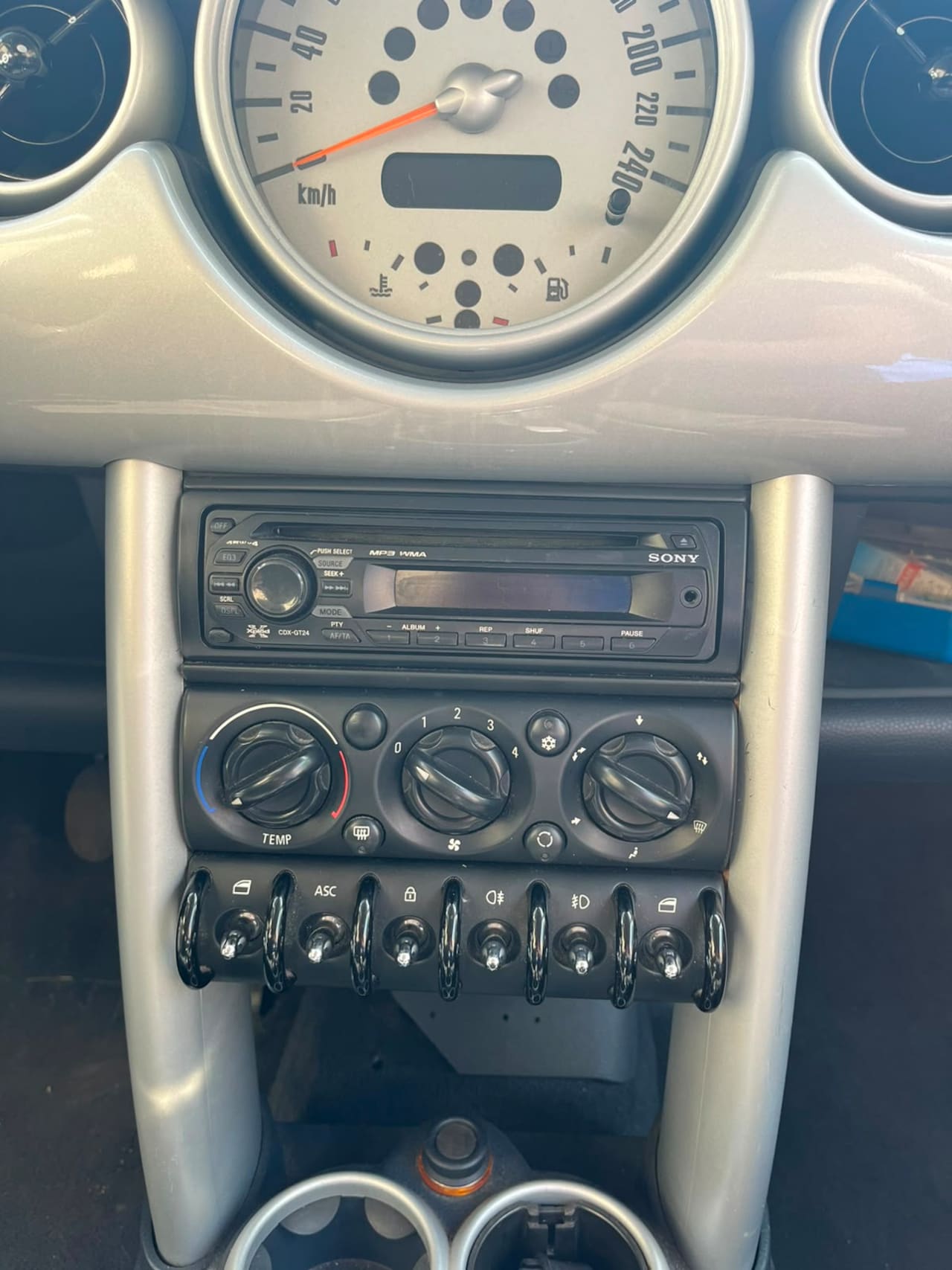 MINI 3-Deurs - 1.6 One Salt Olielekkage