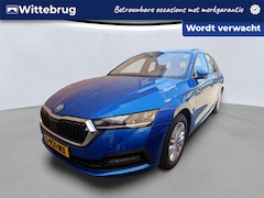 Skoda Octavia Combi - 1.0 e-TSI 110pk Business Edition DSG Automaat App Connect / Parkeersensoren / LED / Elek.