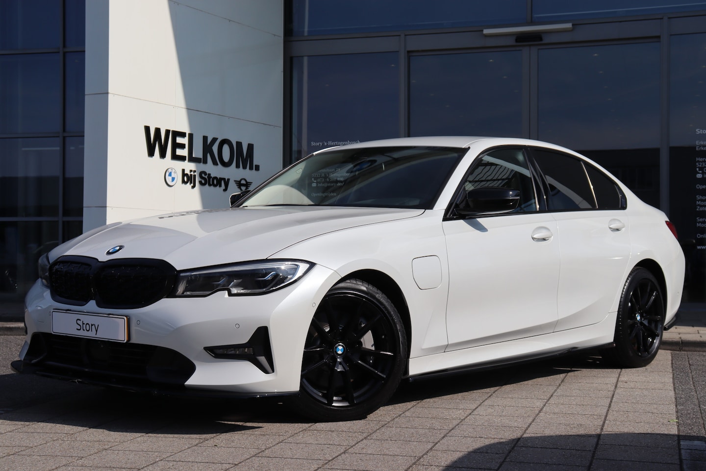 BMW 3-serie - 330e Sport Line Automaat / Achteruitrijcamera / Sportstoelen / Laserlicht / Comfort Access - AutoWereld.nl