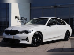 BMW 3-serie - 330e Sport Line Automaat / Achteruitrijcamera / Sportstoelen / Laserlicht / Comfort Access