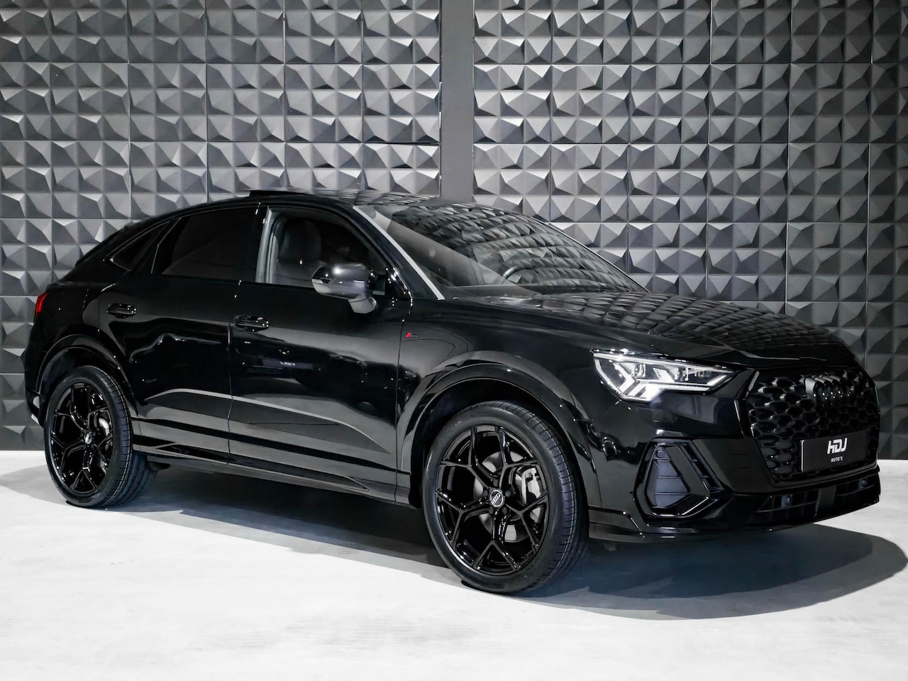 Audi Q3 Sportback - 45 TFSI e S line | Pano | All Black | 20" | Keyless | Sfeerv. 30klrn | Side | Matrix | Ca - AutoWereld.nl