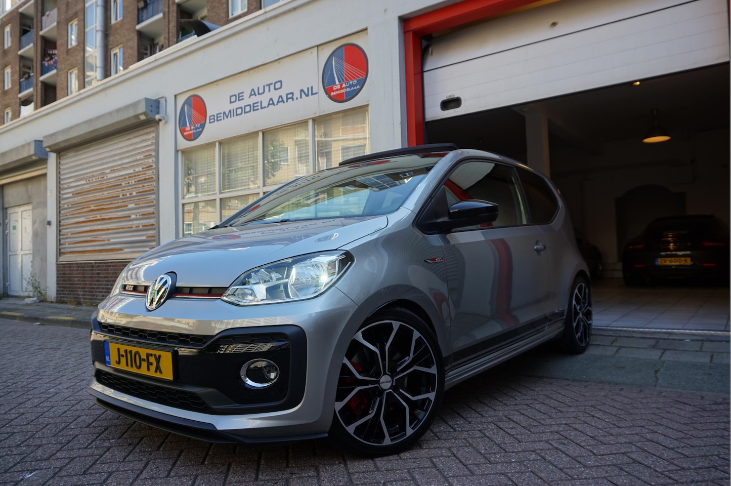 Volkswagen Up! - 1.0 TSI GTI | Pano-dak | ca € 3.000,- upgrades | Sfeerverlichting | High Performance Audio - AutoWereld.nl