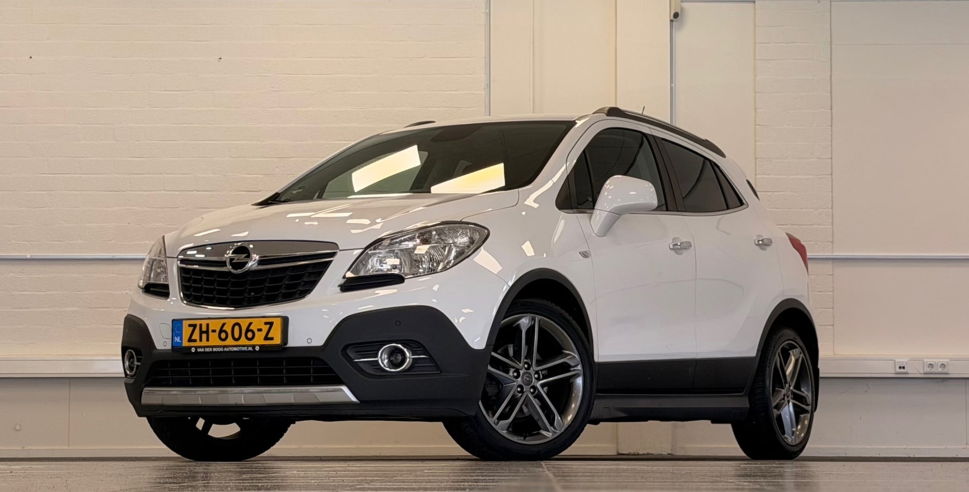 Opel Mokka - 1.6i Selection Leer Trekhaak Navigatie Allseason banden Mooi! - AutoWereld.nl
