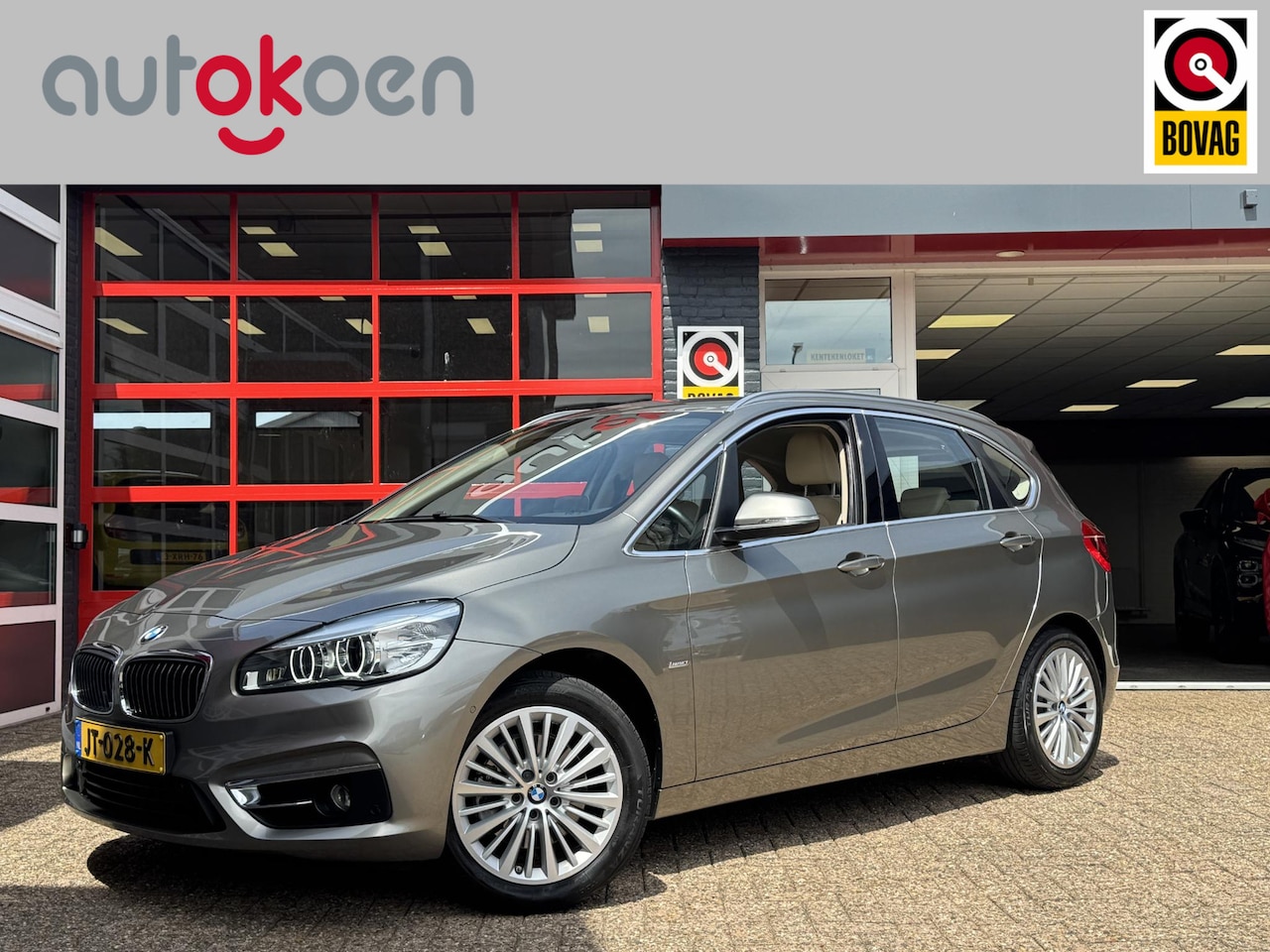 BMW 2-serie Active Tourer - 218i Luxury *AUTOMAAT/TREKHAAK* - AutoWereld.nl
