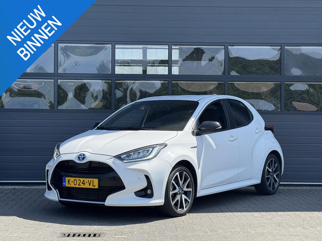 Toyota Yaris - 1.5 HYBRID EXECUTIVE I AUTOMAAT I P-CAMERA I NAVIGATIE I APPLE CARPLAY I STOELVERWARMING - AutoWereld.nl