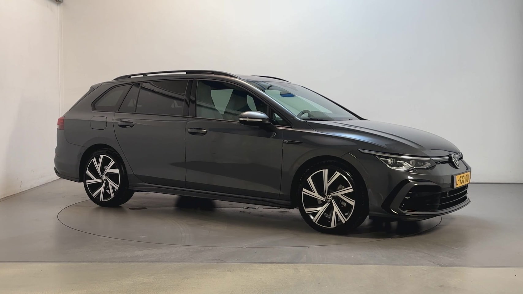 Volkswagen Golf Variant - 1.5 eTSI DSG R-Line Panoramadak Camera Sfeerverlichting Trekhaak Alcantara - AutoWereld.nl