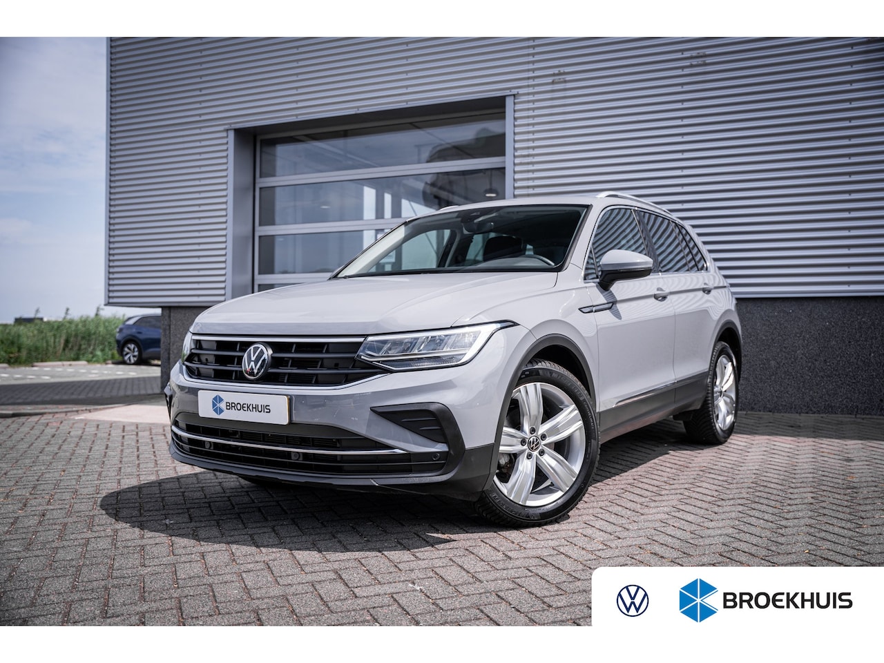 Volkswagen Tiguan - 1.5 TSI 150PK DSG Life | 19 inch velgen met 4seizoenbanden | Achteruitrijcamera | Stuurwi - AutoWereld.nl