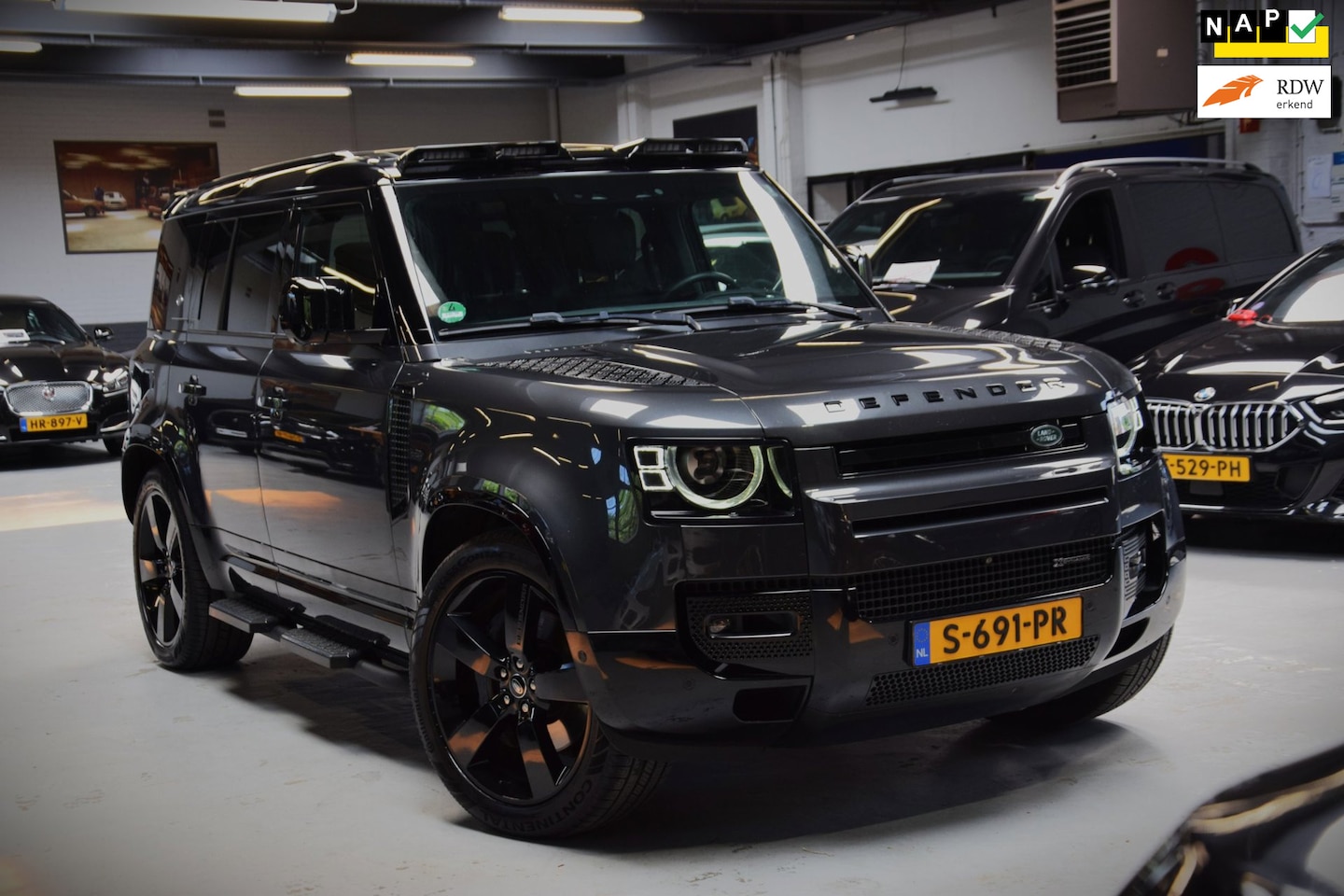 Land Rover Defender 110 - 2.0 P400e 110 X-Dynamic HSE *Urban*|Gr Navi|Panoramadak|Org.NL|1e Eigenaar|Dealer Onderhou - AutoWereld.nl