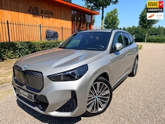 BMW iX1 - XDrive30, M-Sport PRO, panorama, trekhaak, H&K, HUD, driving assistant plus
