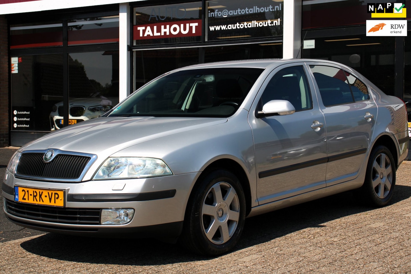 Skoda Octavia - 1.6 FSI Elegance - Automaat, Stoelverwarming, Cruise Control, NL auto - AutoWereld.nl