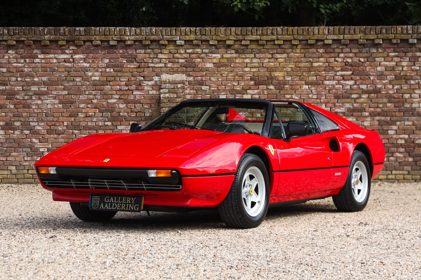 Ferrari 308 - GTSi "Rosso Corsa" Over the past few years the owner has put a lot of effort into it, A th - AutoWereld.nl