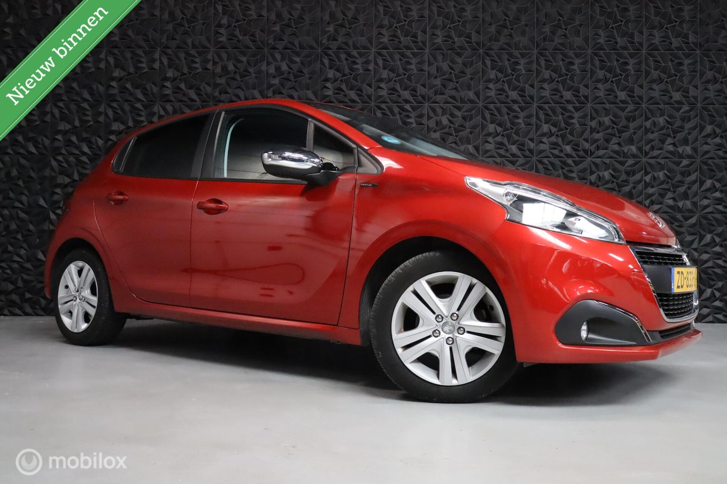 Peugeot 208 - 1.2 PureTech Signature | Carplay | Parkeersensor - AutoWereld.nl