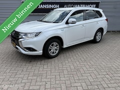 Mitsubishi Outlander - 2.4 PHEV Pure | Camera | Afn. Trekhaak | 1500kg Trekgewicht | Clima | Stoelverwarming |