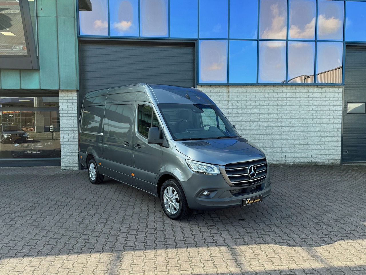 Mercedes-Benz Sprinter - 319 CDI L2H2 9G-TRONIC LED MBUX10 360gr CAMERA DISTRONIC ALARM KL3 PDC 3.5T AHW LM VELGEN - AutoWereld.nl