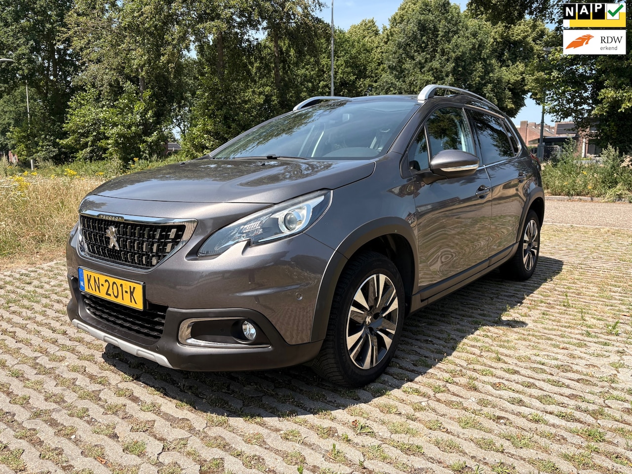 Peugeot 2008 - 1.2 PureTech Blue Lease Executive - panoramadak - airco - cruise control - automaat - AutoWereld.nl