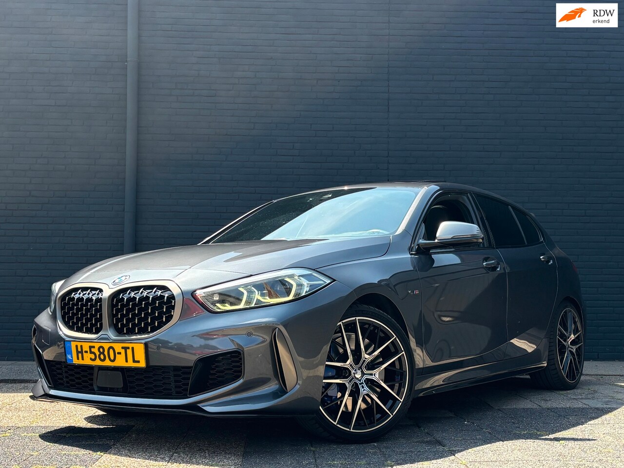 BMW 1-serie - - M135i xDrive | PANO | CARPLAY | HUD | STOEL/STUURVERWARMING - AutoWereld.nl