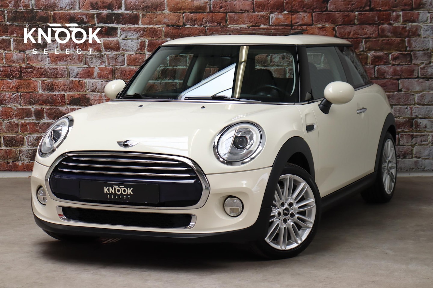 MINI Cooper - Hatchback Chili Serious Business 3 deurs / Navigatiesysteem Professional / Sportstoelen / - AutoWereld.nl