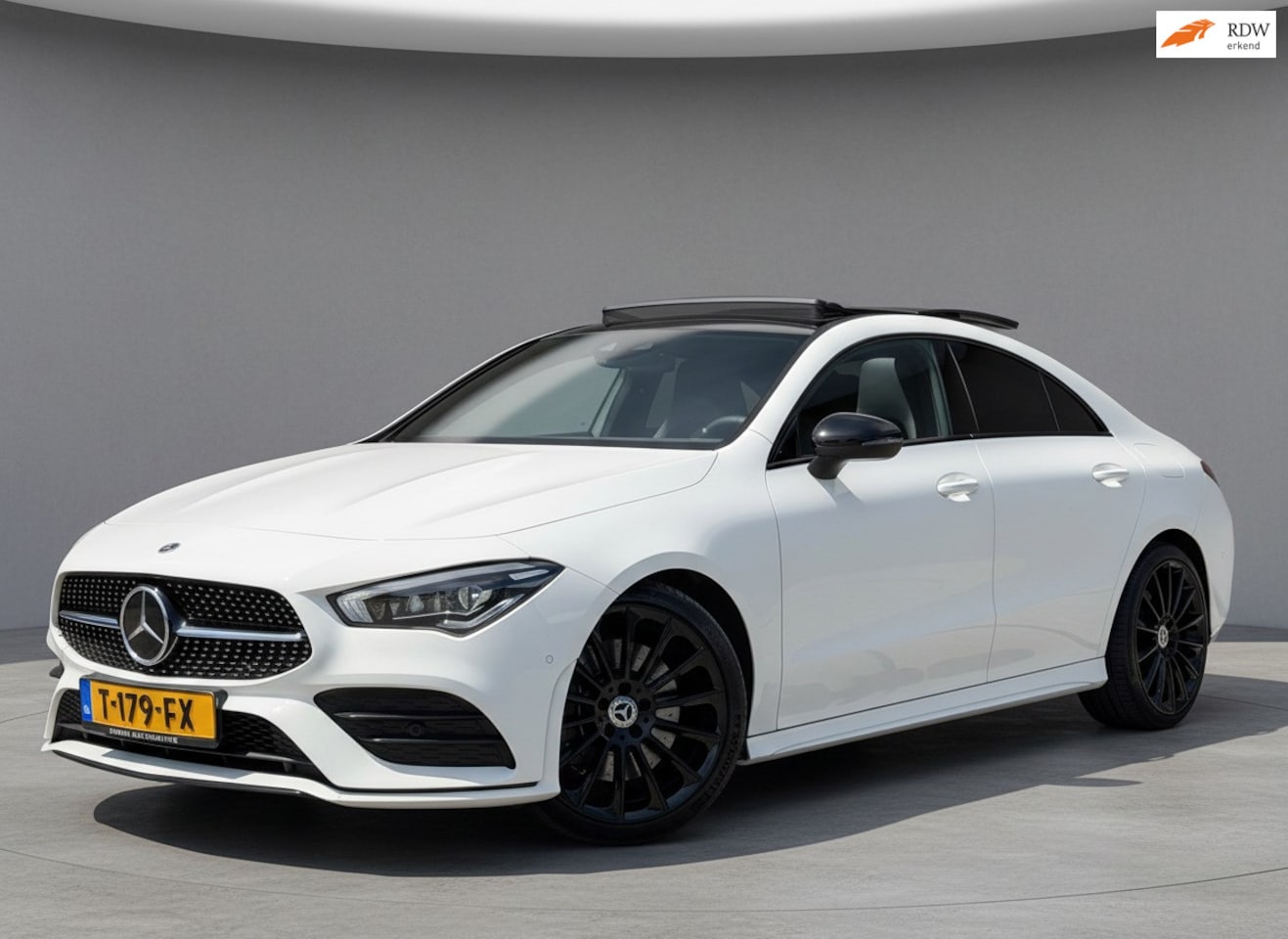 Mercedes-Benz CLA-Klasse - 250 Premium Plus|Pano|HUD|Burmester|Sfeerverlichting|Carplay|Widescreen|Adaptive - AutoWereld.nl