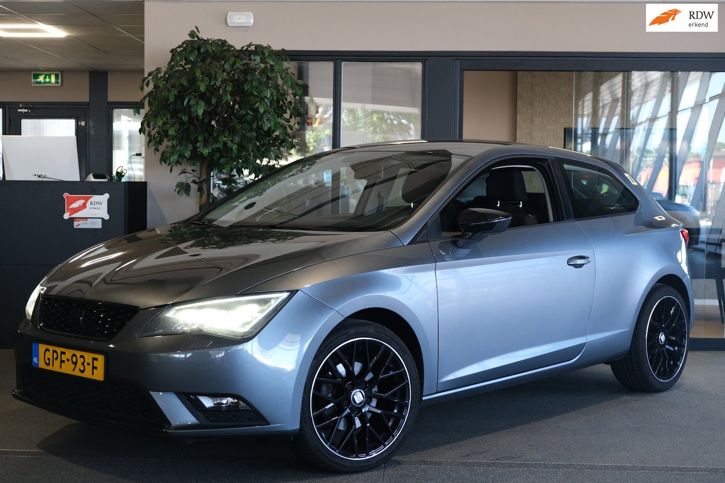 SEAT Leon SC - 1.2 TSI Style Business 105PK PDC Airco - AutoWereld.nl