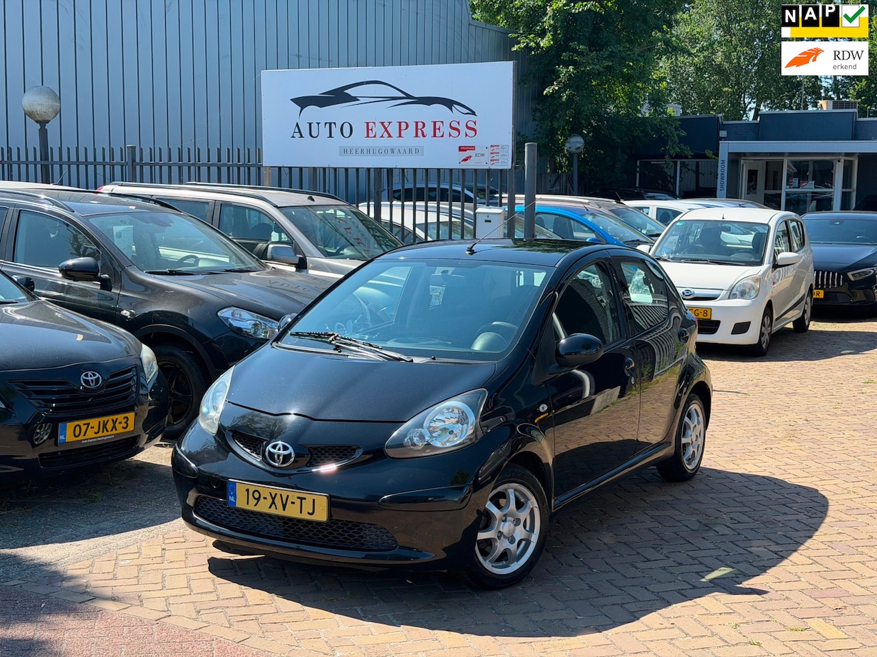 Toyota Aygo - 1.0-12V + Aut/Airco/Navi/Carplay/2E Eigenaar/Nap/Dealer Onderhoud/2 sleutels aanwezig/Nieu - AutoWereld.nl