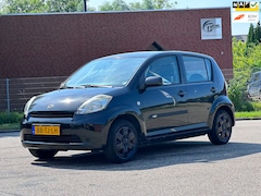 Daihatsu Sirion 2 - 1.0-12V Trend Airco*130.000 NAP*Elektrische ramen*2e eigenaar*Stuurbekrachtiging*APK