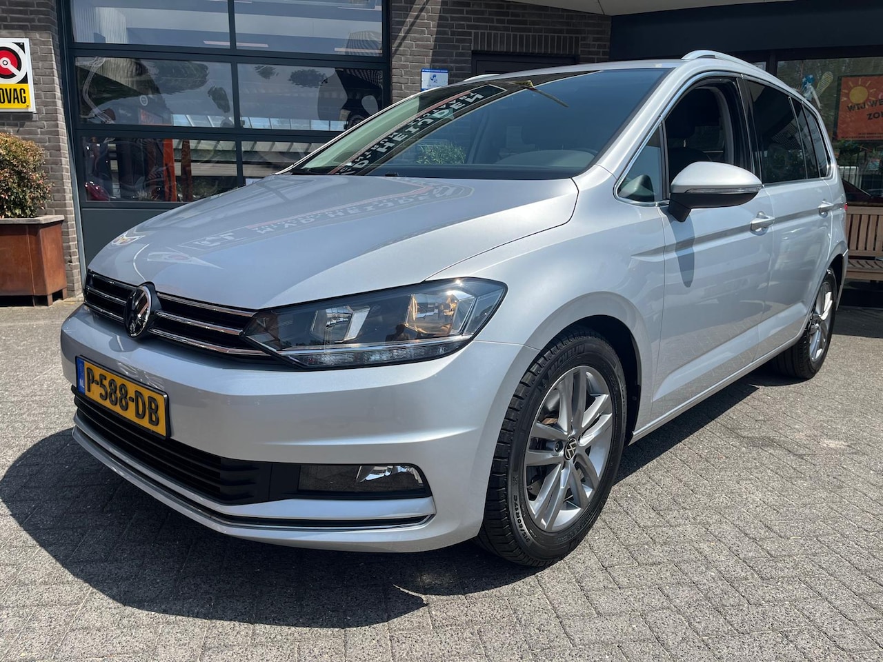 Volkswagen Touran - 1.5 TSI ComfortLine Trekhaak App-connect - AutoWereld.nl