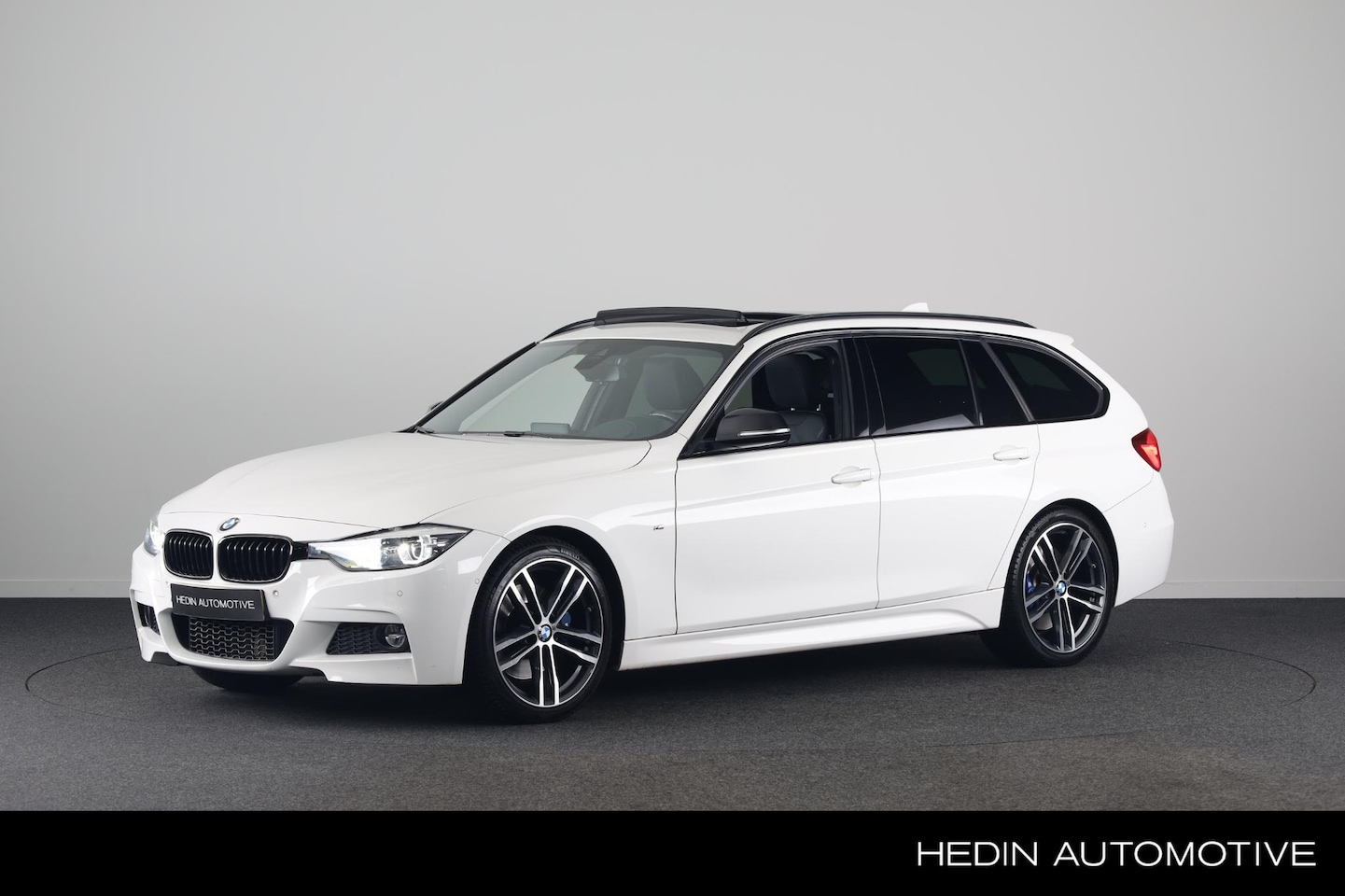 BMW 3-serie Touring - 320i M Sport Edition | Panoramadak | Camera | Leer - AutoWereld.nl
