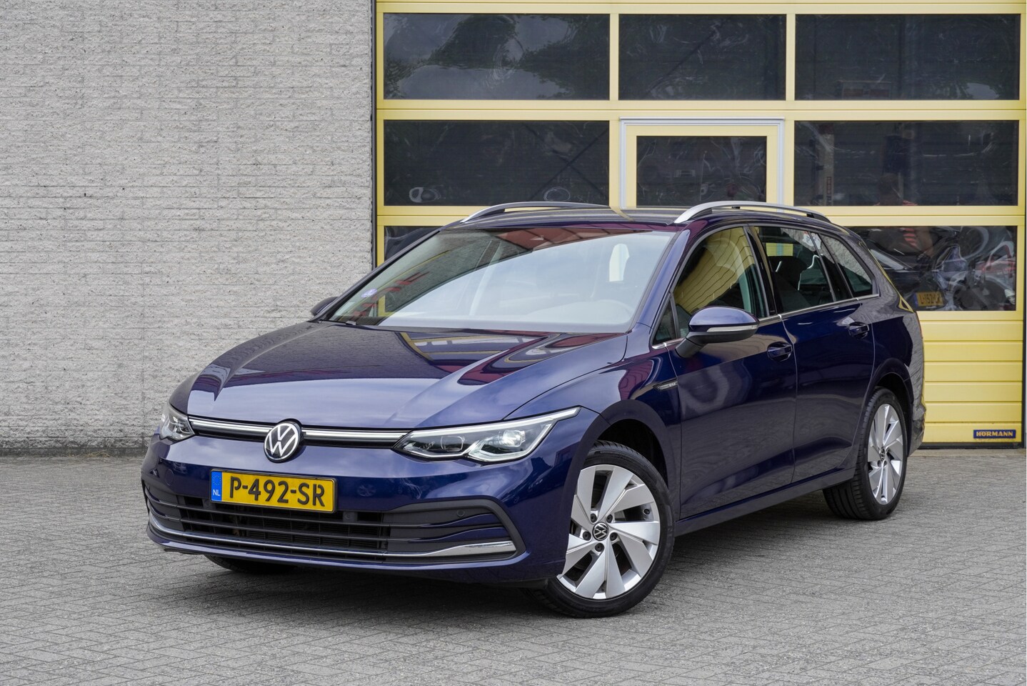 Volkswagen Golf Variant - 1.5 TSI 131PK! Style BJ2022 Lmv 17" | Led V+A | Pdc | Keyless entry | Trekhaak | Elek. ach - AutoWereld.nl