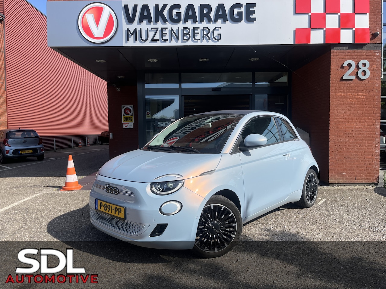 Fiat 500 C - La Prima 42 kWh SOH 92%!! // CABRIO // ADAPTIEVE CRUISE // PARKEERCAMERA // NAVI+CARPLAY / - AutoWereld.nl