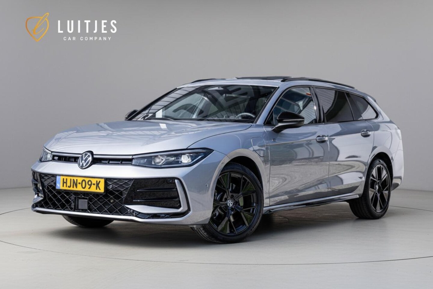 Volkswagen Passat Variant - 1.5 eHybrid R-Line Black-Style Org.NL|Pano|Massage|Elek-trekhaak|Winterpack|Camera|1e-eig. - AutoWereld.nl