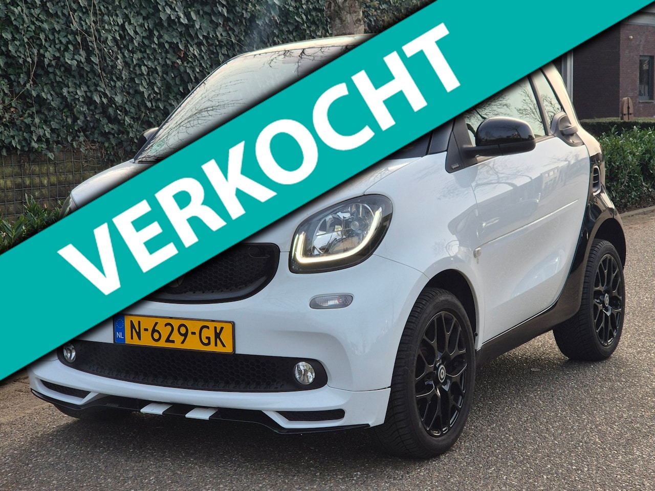 Smart Fortwo - Joy Special Edition !!! BRABUS !!! twee kleur combi Zwart/wit Orange 1.0 Joy Edition - AutoWereld.nl