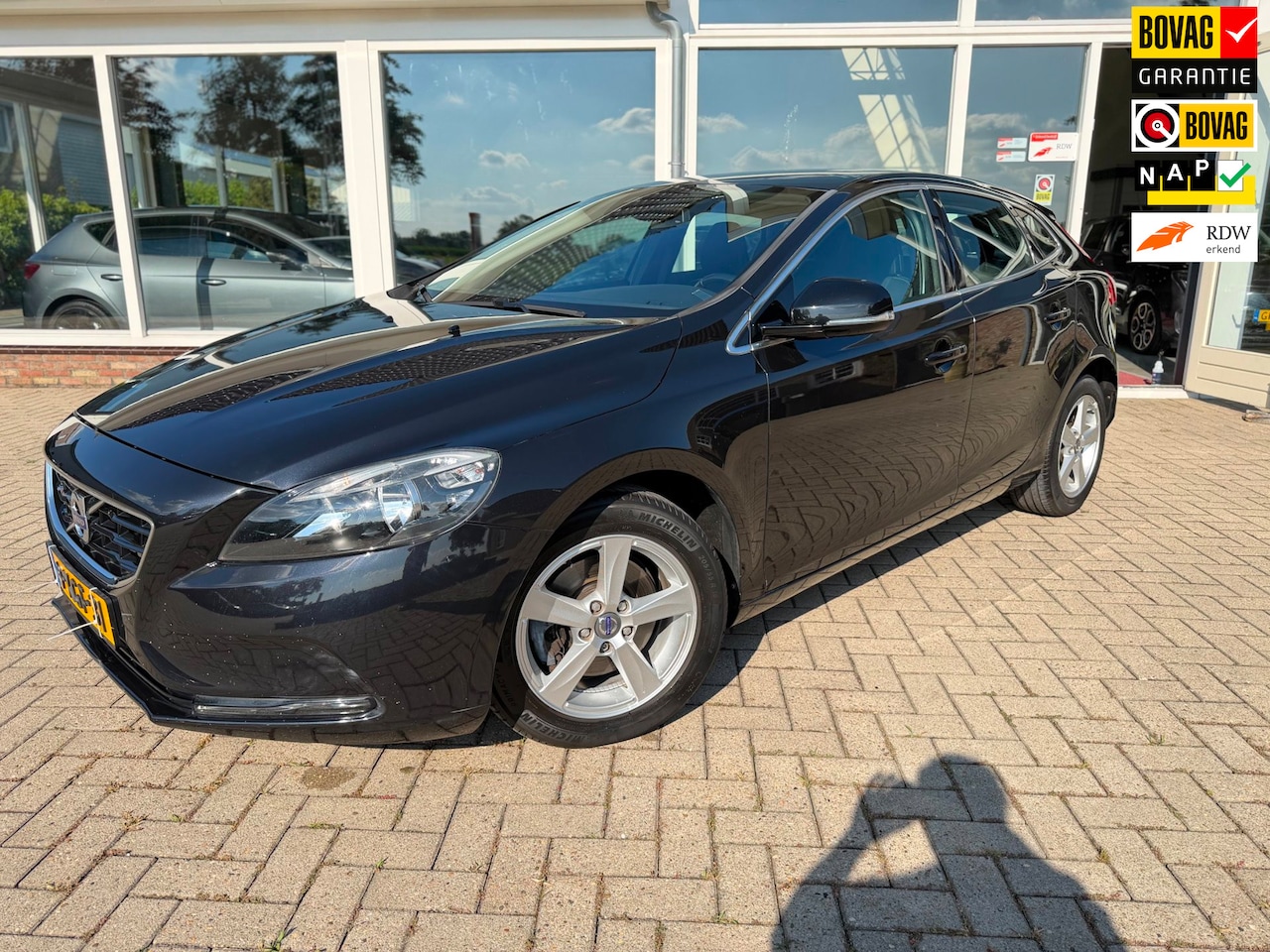 Volvo V40 - 1.6 T2 Momentum/ Navi/ Leder/ Soel verwarming/ Cruise/ NAP/ Dealer onderhouden - AutoWereld.nl
