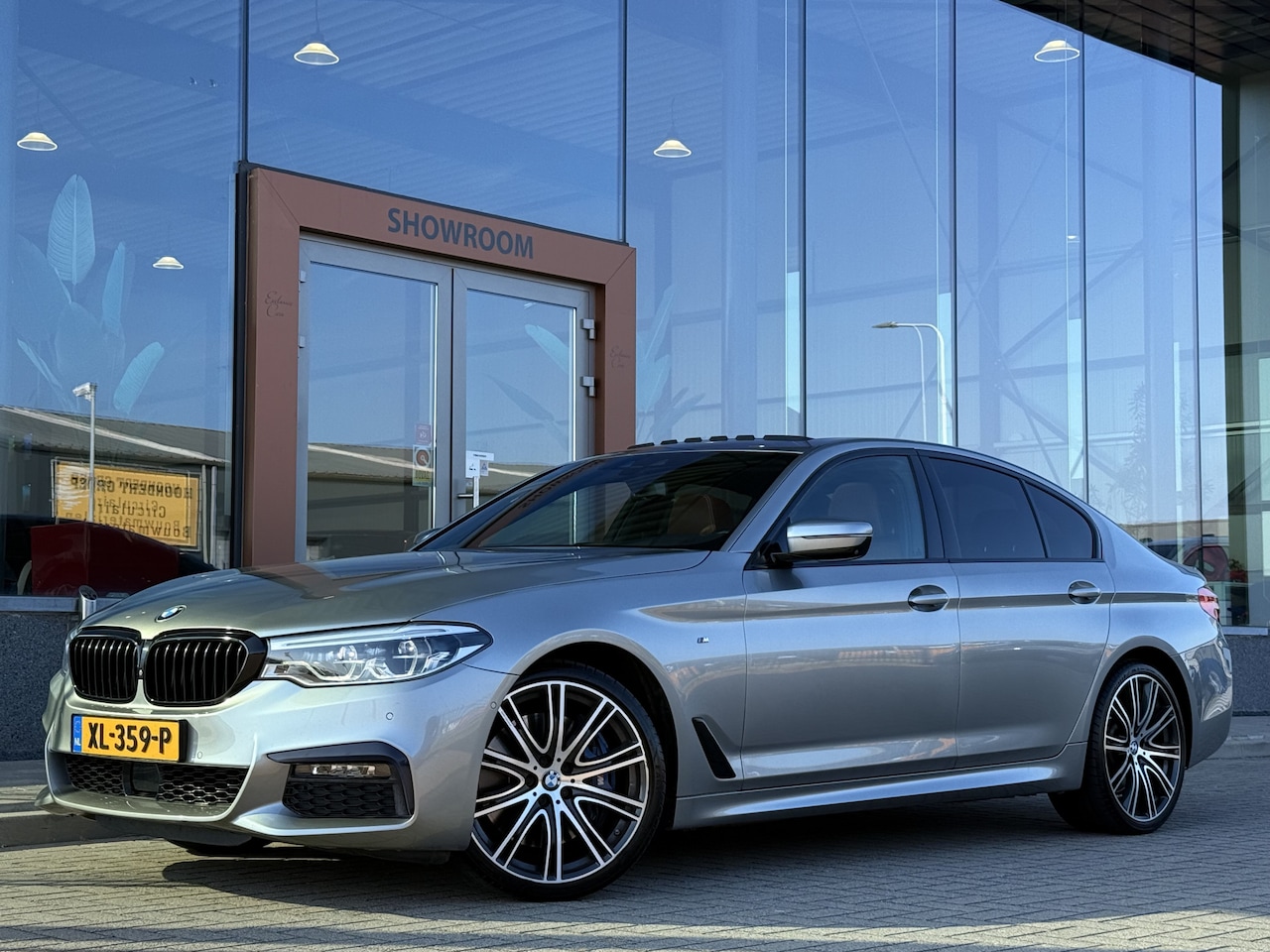 BMW 5-serie - 540i xDrive High Executive M-Sport | ACC | Leder | Harman / Kardon | 360 | Achteras bestur - AutoWereld.nl