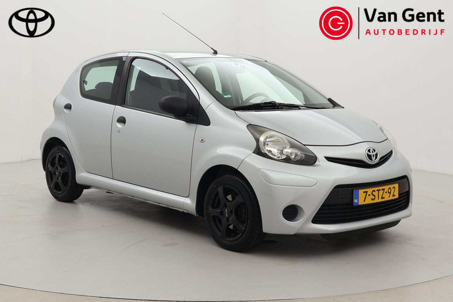 Toyota Aygo - 1.0 VVT-i Now | Origineel NL | Airco | 14 inch | Elektrische ramen voor | Radio CD speler - AutoWereld.nl