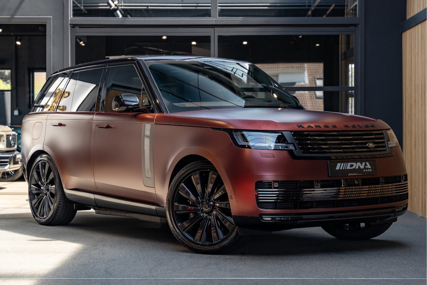 Land Rover Range Rover - P550e SV SVO Colour Bespoke 3.0 P550e SV PHEV - AutoWereld.nl