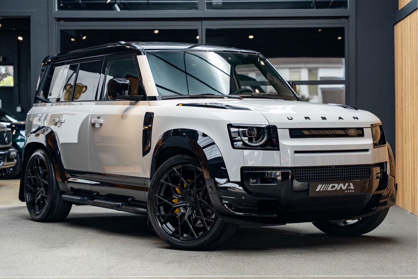 Land Rover Defender 110 - P300e X-Dynamic SE Urban Pano Yellow Accents 2.0 P300e 110 X-Dynamic SE - AutoWereld.nl
