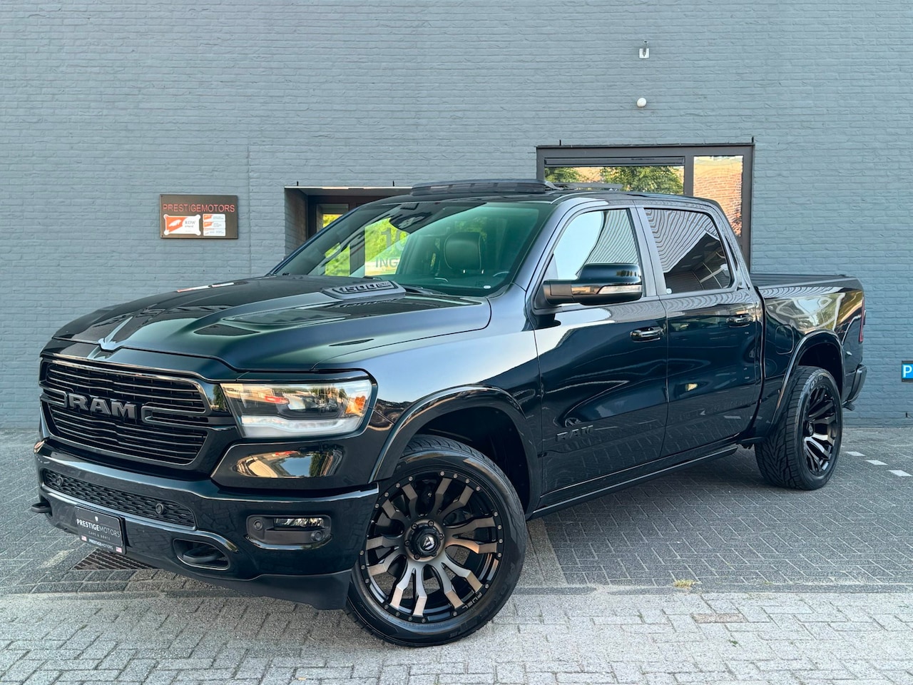 Dodge Ram 1500 - Laramie Night 5.7 V8 4x4 |Luchtvering|Pano|Uitlaatklep - AutoWereld.nl