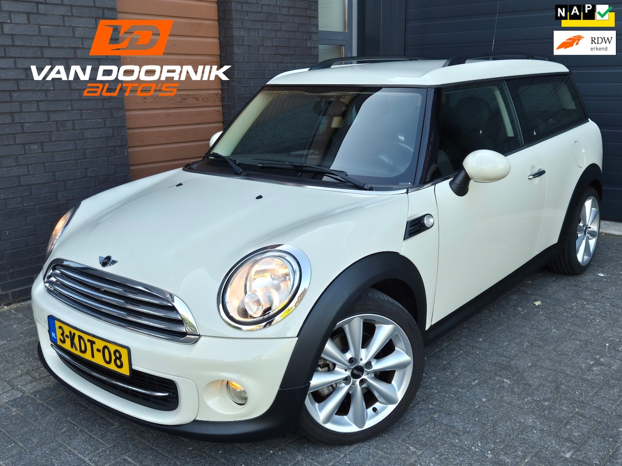 MINI Clubman - 1.6 Cooper Chili Navigatie/Airco/Leder/Nette auto! - AutoWereld.nl