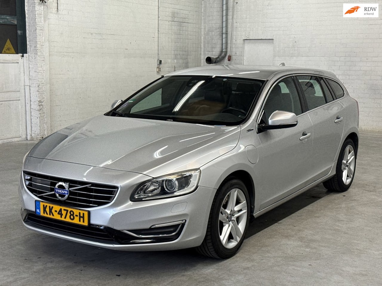 Volvo V60 - 2.4 D6 AWD Plug-In Hybrid R-Design Blis|Trekhaak - AutoWereld.nl