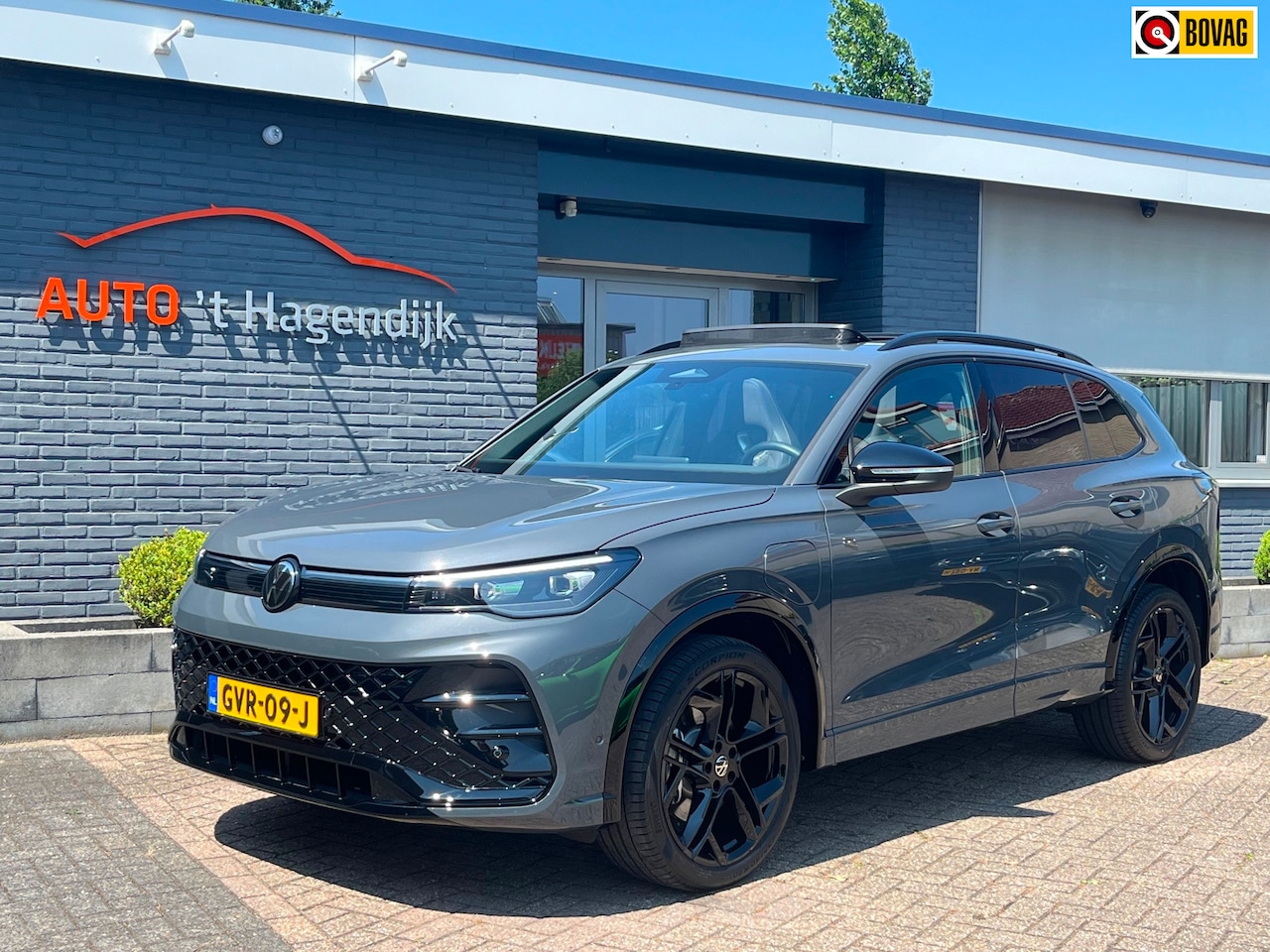 Volkswagen Tiguan - 1.5 eHybrid R-Line pano trekh 1EIG 272PK NL-auto 20" - AutoWereld.nl