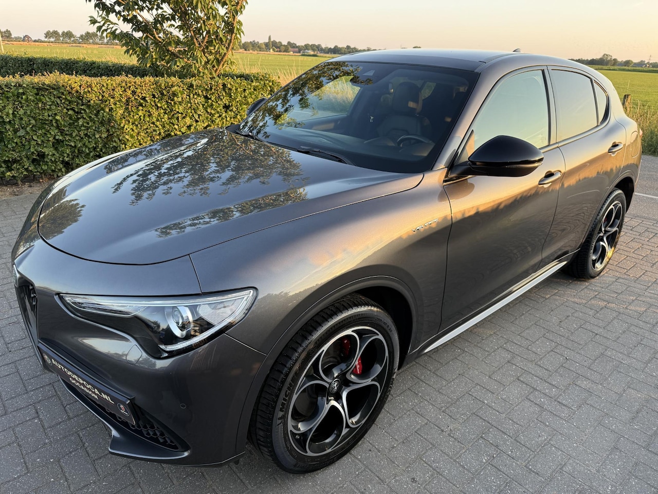 Alfa Romeo Stelvio - 2.0 T AWD Veloce Panorama dak - Grigio Vesuvio - Veloce stoelen - AutoWereld.nl