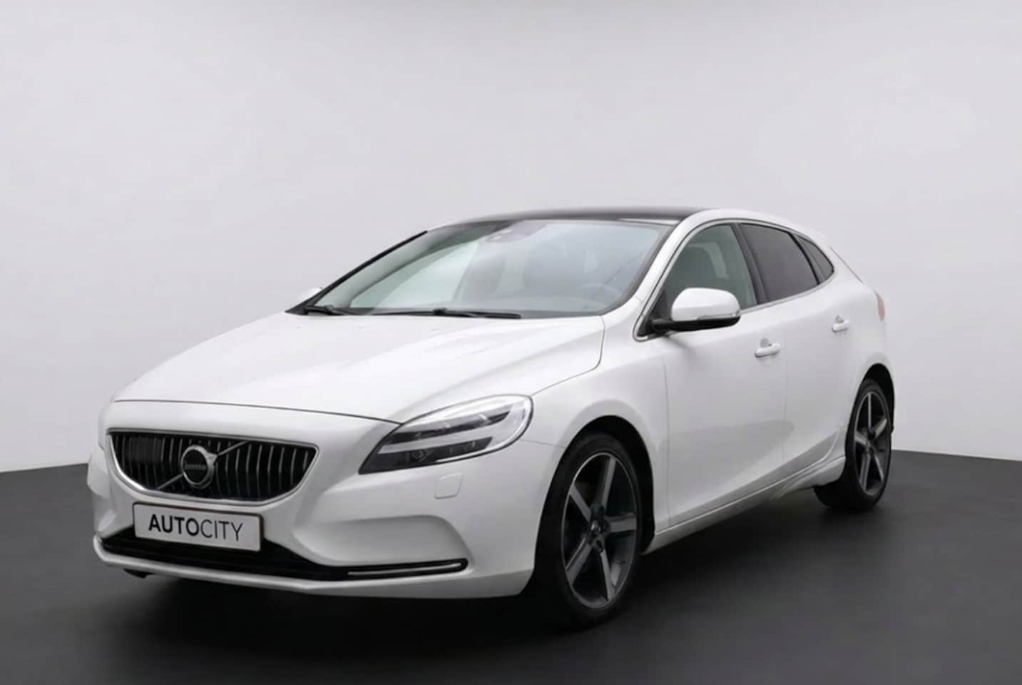 Volvo V40 - 2.0 D3 Nordic+ Summum Pano l Leder l Memory - AutoWereld.nl