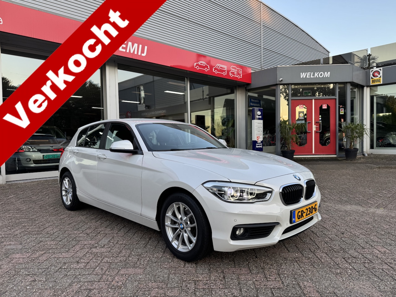 BMW 1-serie - 118i Corporate Lease Essential Clima, Led, Cruise, Bluetooth, Navi. - AutoWereld.nl