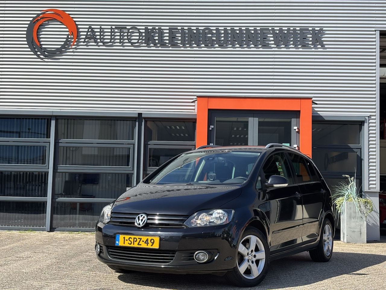Volkswagen Golf Plus - 1.2 TSI Highline BlueMotion / Stoelverwarming / Parkeersensoren V+A / Trekhaak / Extra Win - AutoWereld.nl
