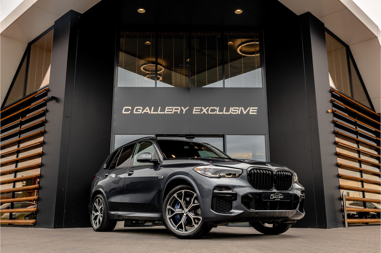 BMW X5 - xDrive45e High Executive - M Sport | Panorama | Swarovski | Elek. Trekhaak | Luchtvering - AutoWereld.nl
